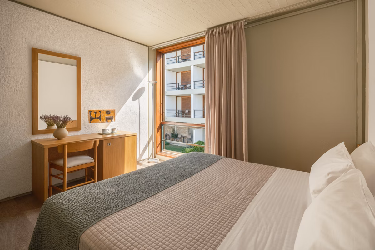 Courtyard View Room 1