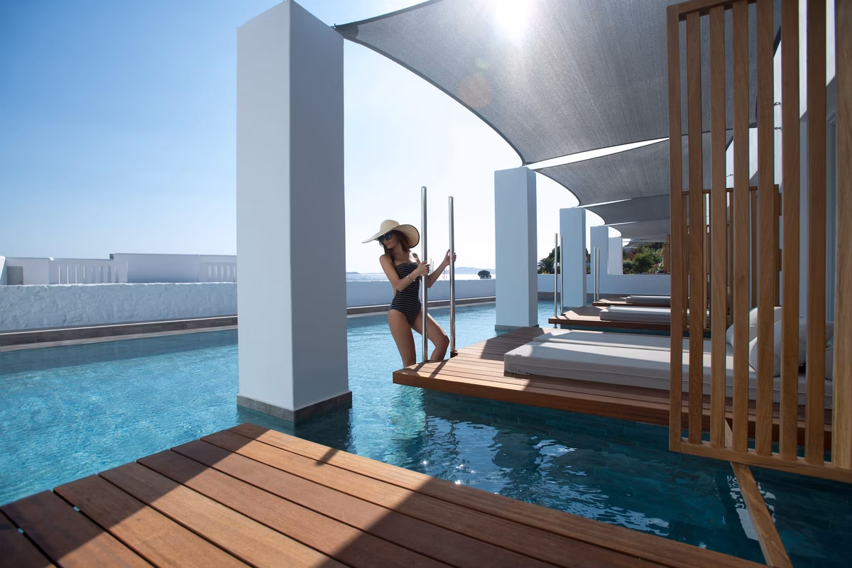 Deluxe Suite Sea View with Shared Pool 2